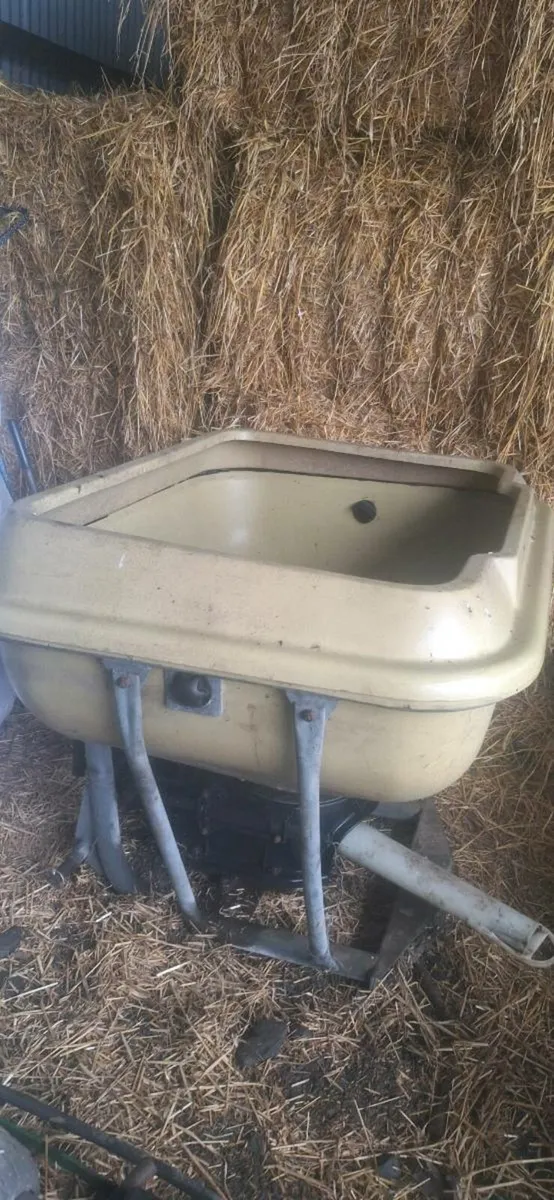 Vicon fertiliser spreader - Image 2