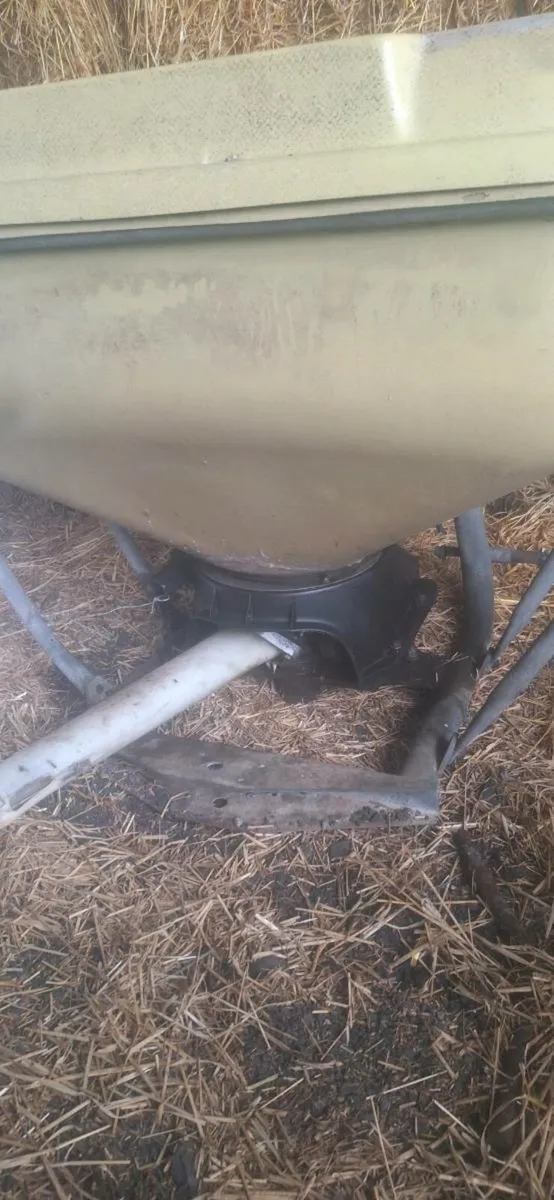 Vicon fertiliser spreader - Image 3