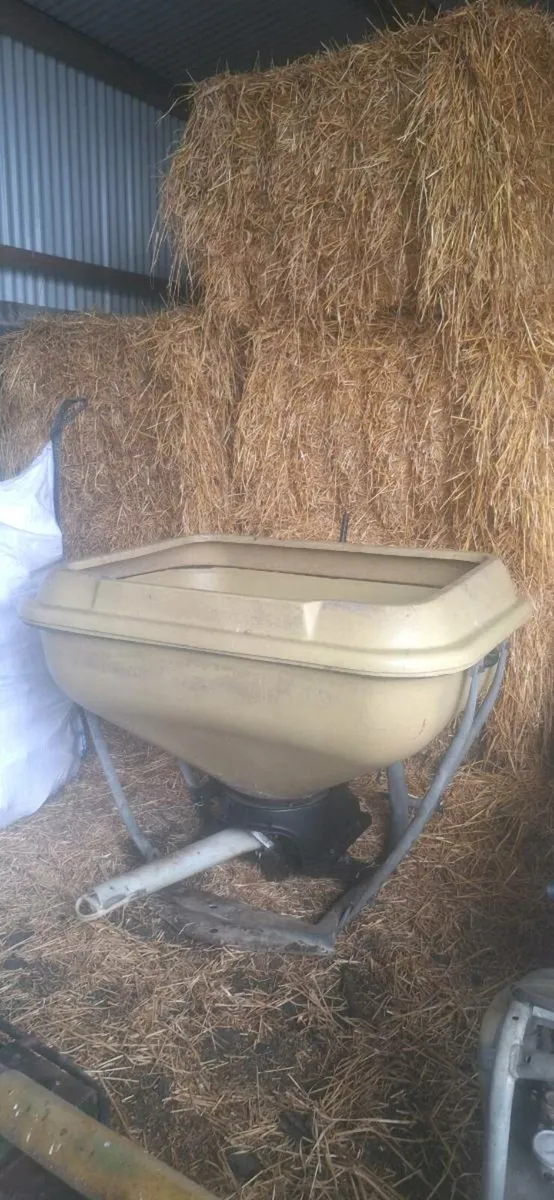 Vicon fertiliser spreader - Image 4