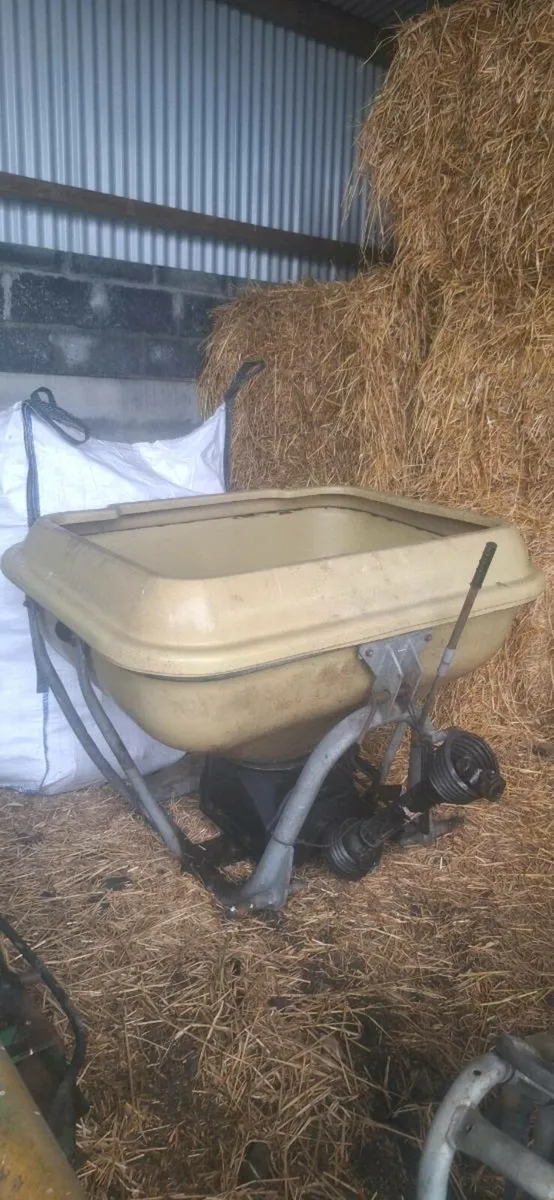 Vicon fertiliser spreader - Image 1
