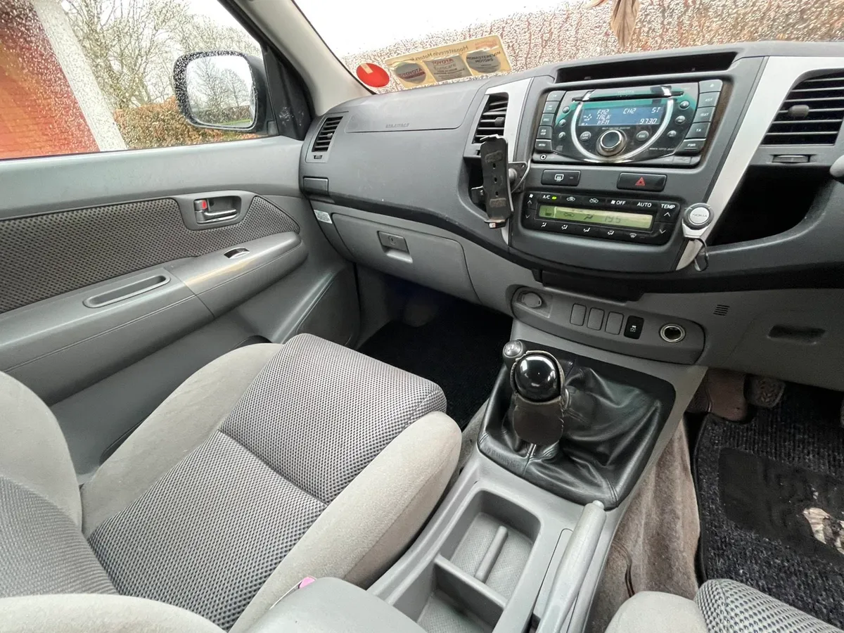 Toyota Hilux invincible - Image 4