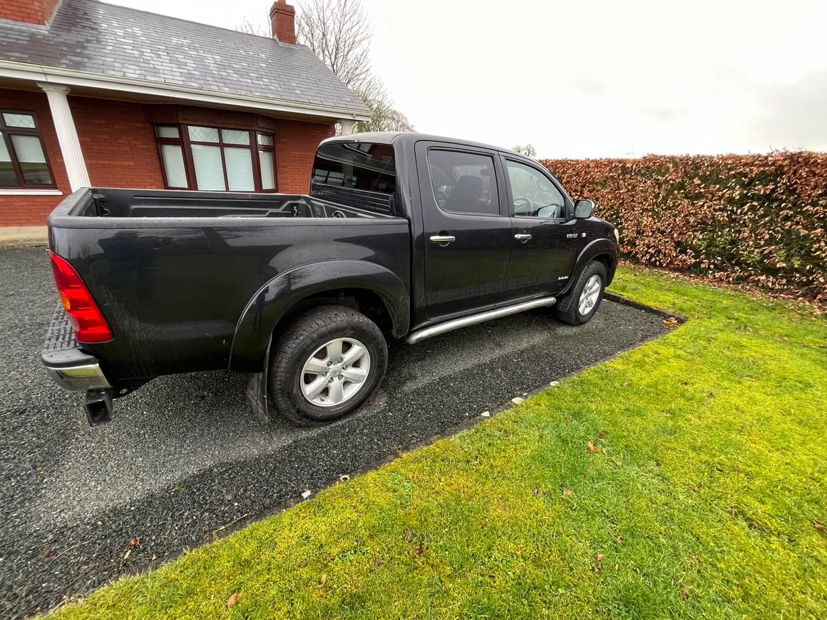 Toyota Hilux invincible - Image 1