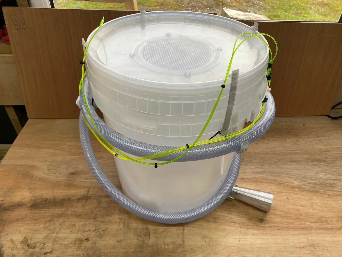 Swarms.ie BeeVac - Image 1