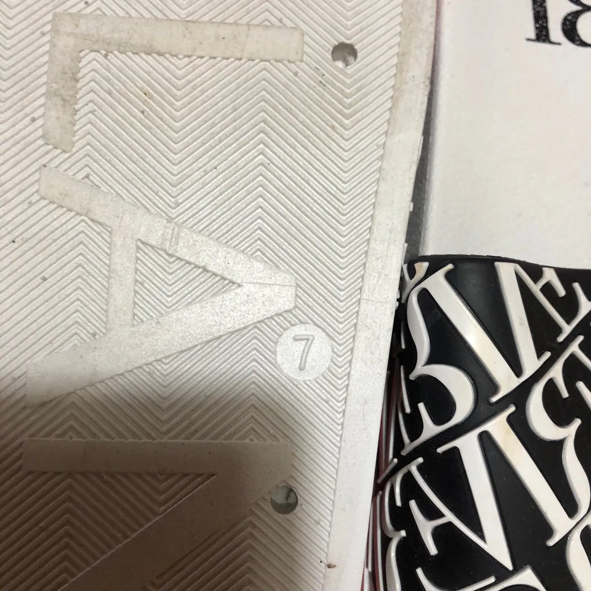 Mens river island flip flops size 7 €10 - Image 3