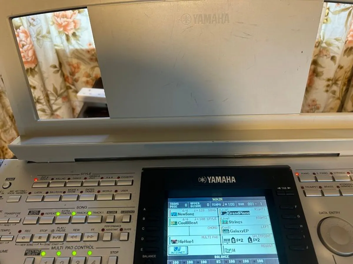 Yamaha PSR 3000 Keyboard - Image 2