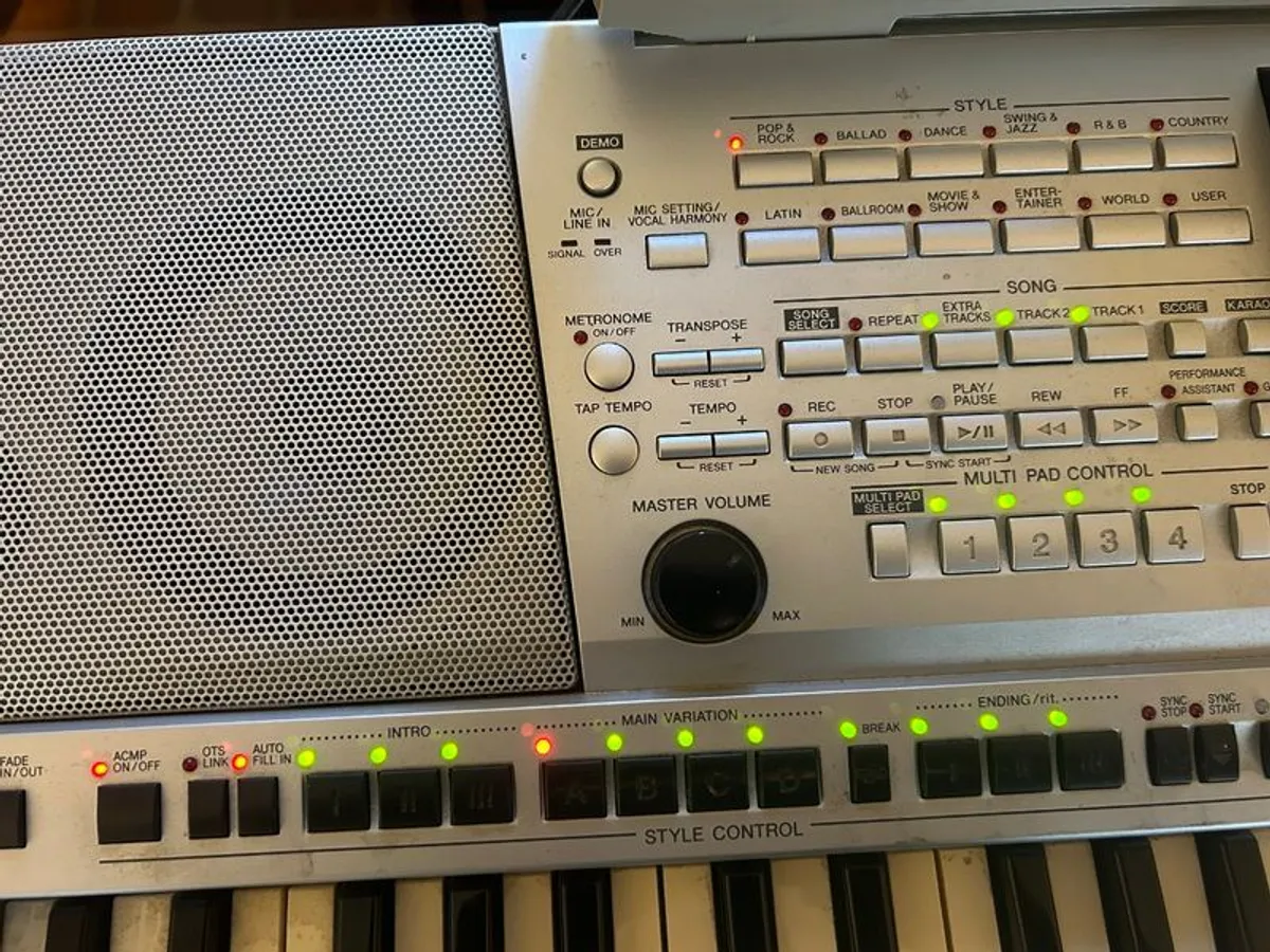 Yamaha PSR 3000 Keyboard - Image 4
