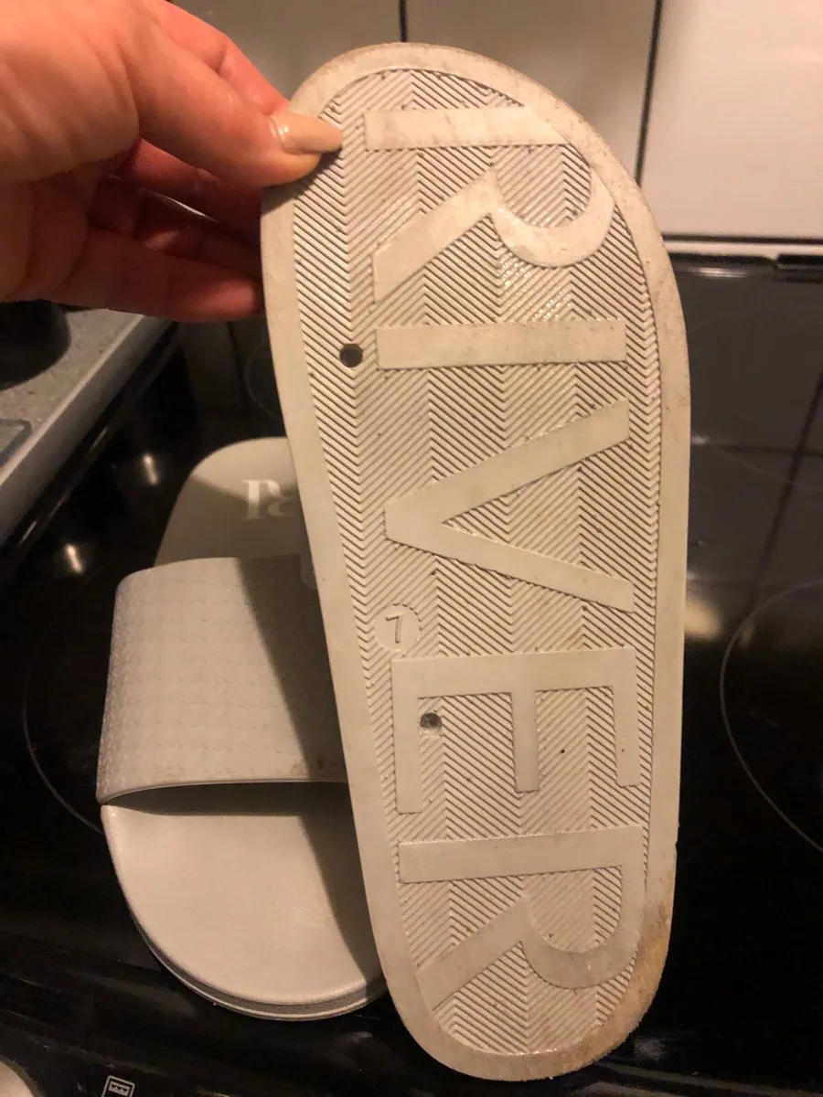 Mens river island flip flops size 7 €10 - Image 2
