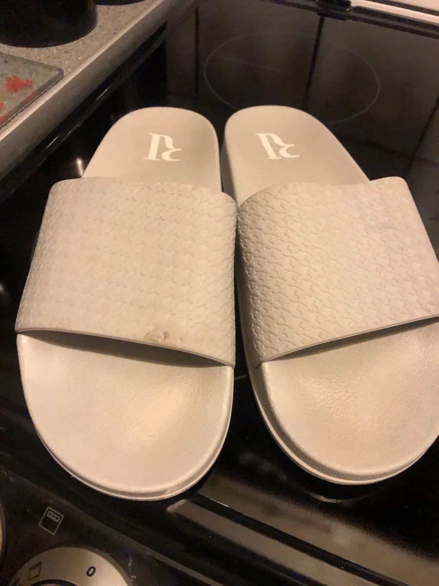 Mens river island flip flops size 7 €10 - Image 4