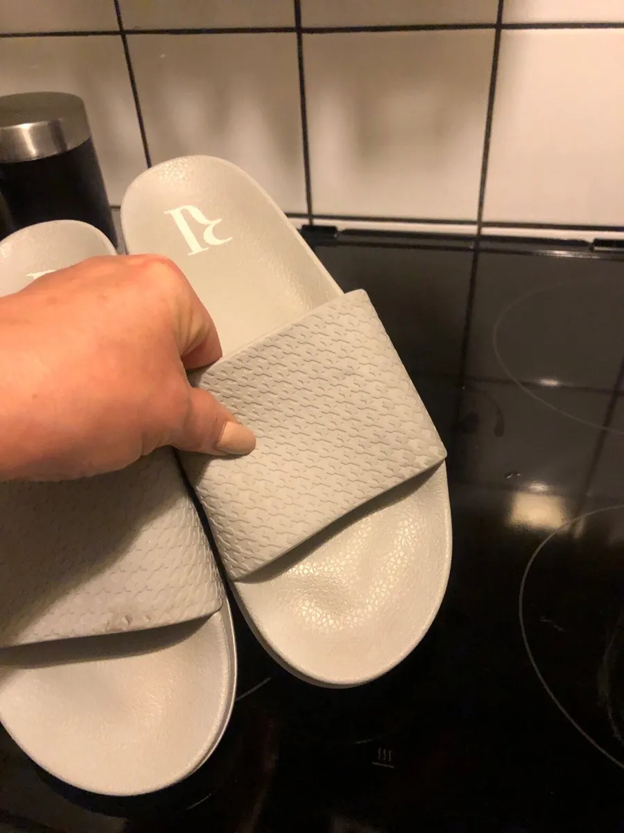 Mens river island flip flops size 7 €10 - Image 3