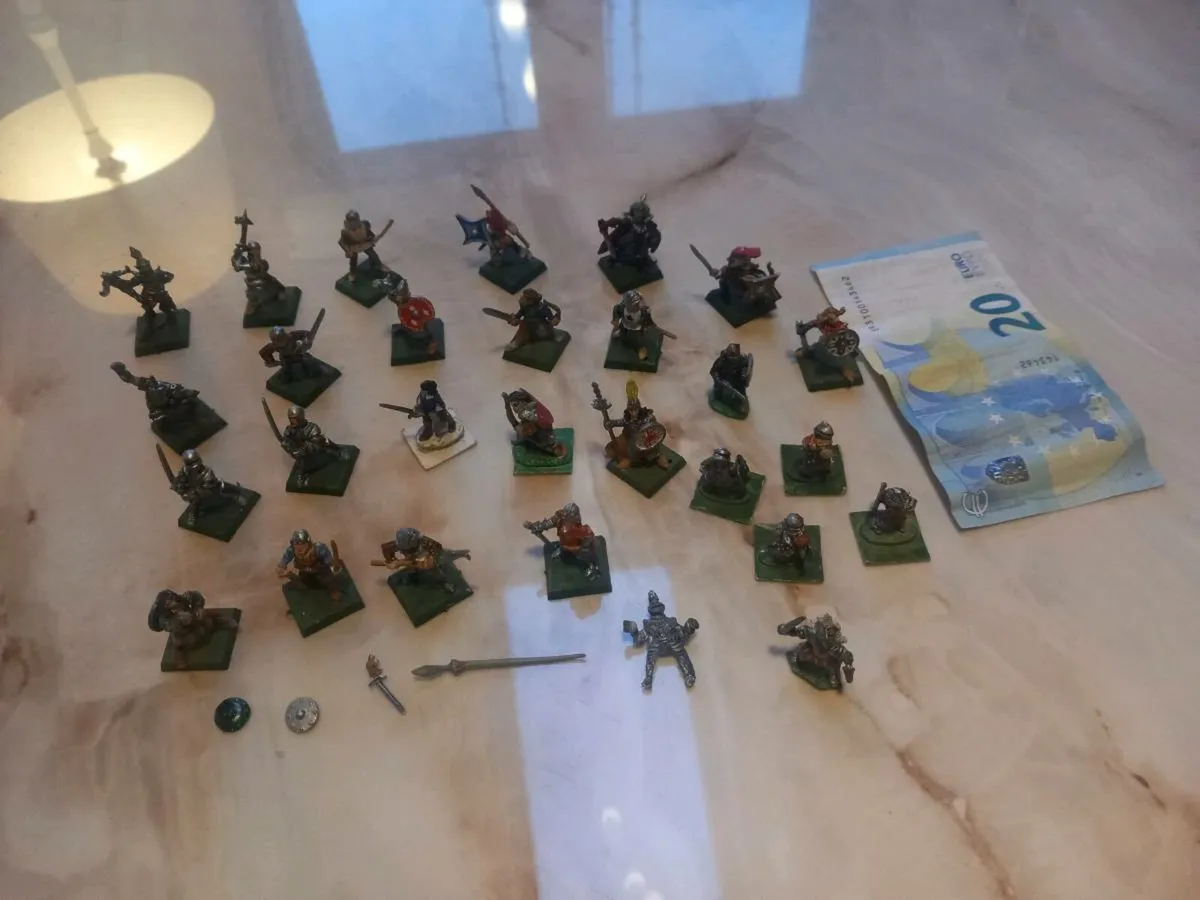 27 Warhammer pieces, most are 1984, D18 freepost - Image 1