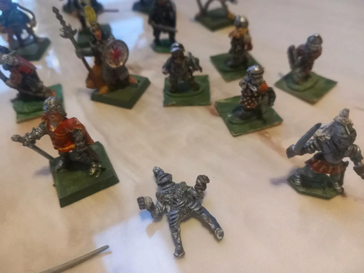 27 Warhammer pieces, most are 1984, D18 freepost - Image 4