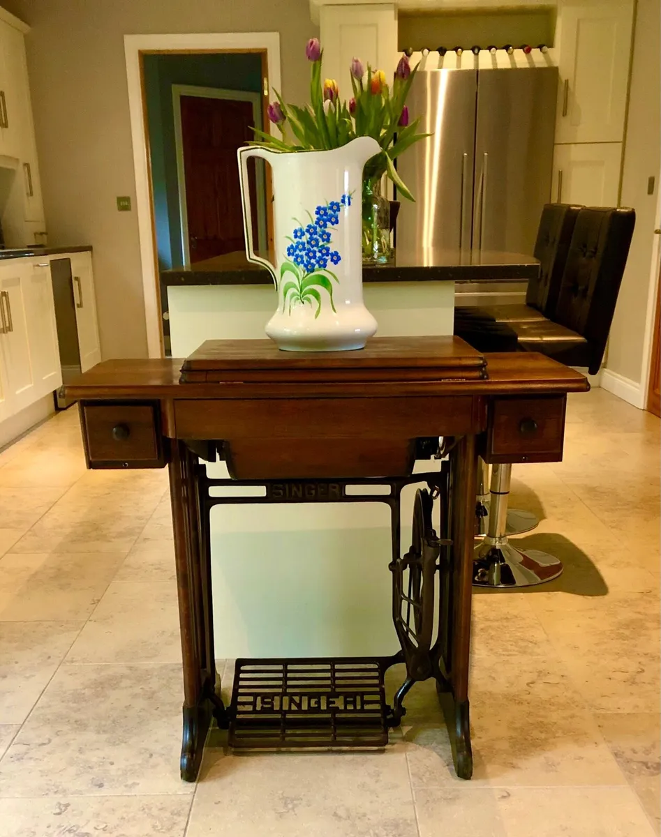 Singer Sewing Machine - Image 1