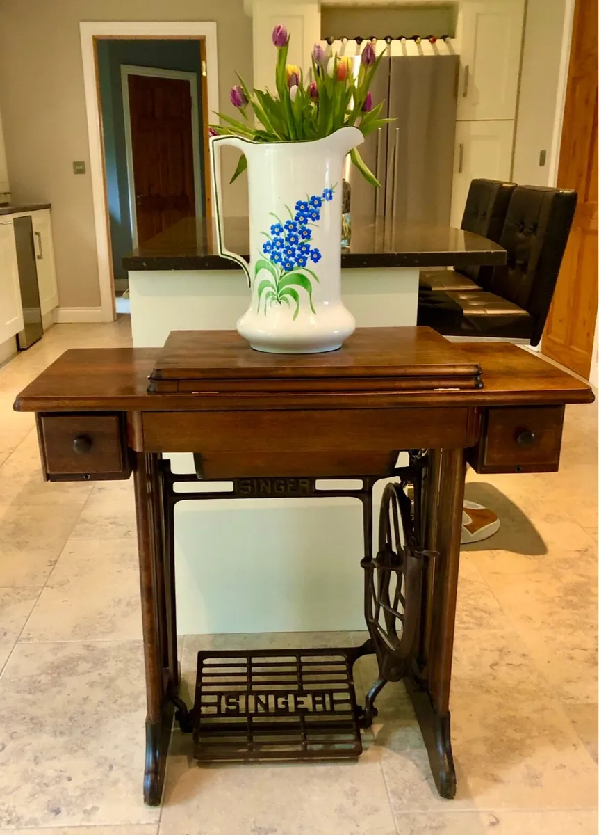 Singer Sewing Machine - Image 2