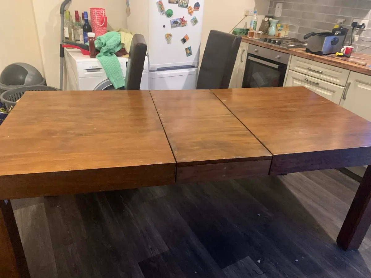 Table and chair - Image 1