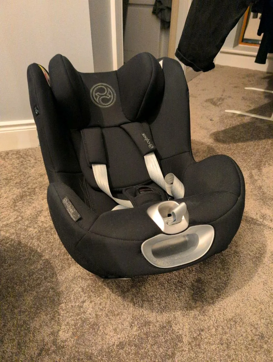 Cybex Sirona Z2 Car Seat and Base - Image 1