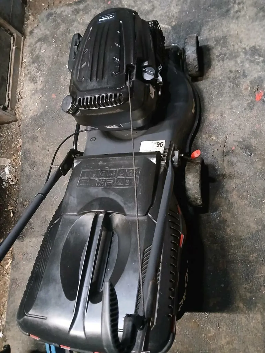Hyundai lawnmower like new fully serviced pm - Image 1