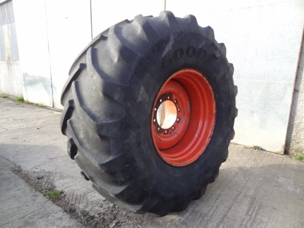 Goodyear 800/65R32 10 Stud Wheel - Image 1