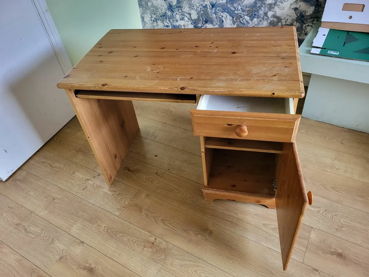 Small desk with chair - Image 2