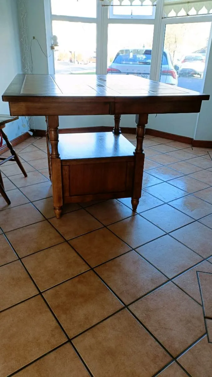 Dining table and 6 chairs - Image 1