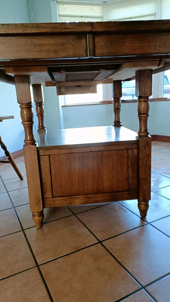 Dining table and 6 chairs - Image 2