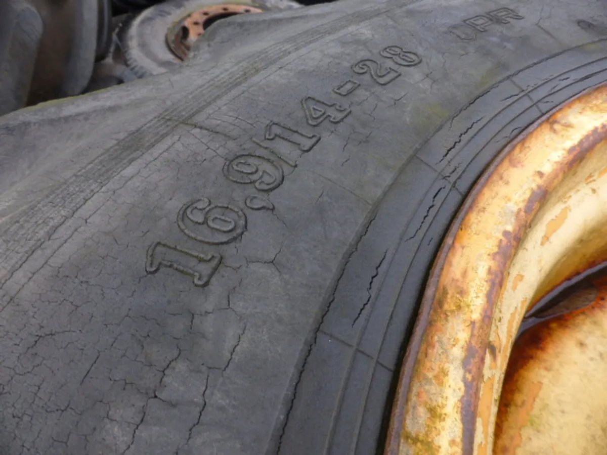 Pair 8 Stud Wheels 16.9/14R28 - Image 4