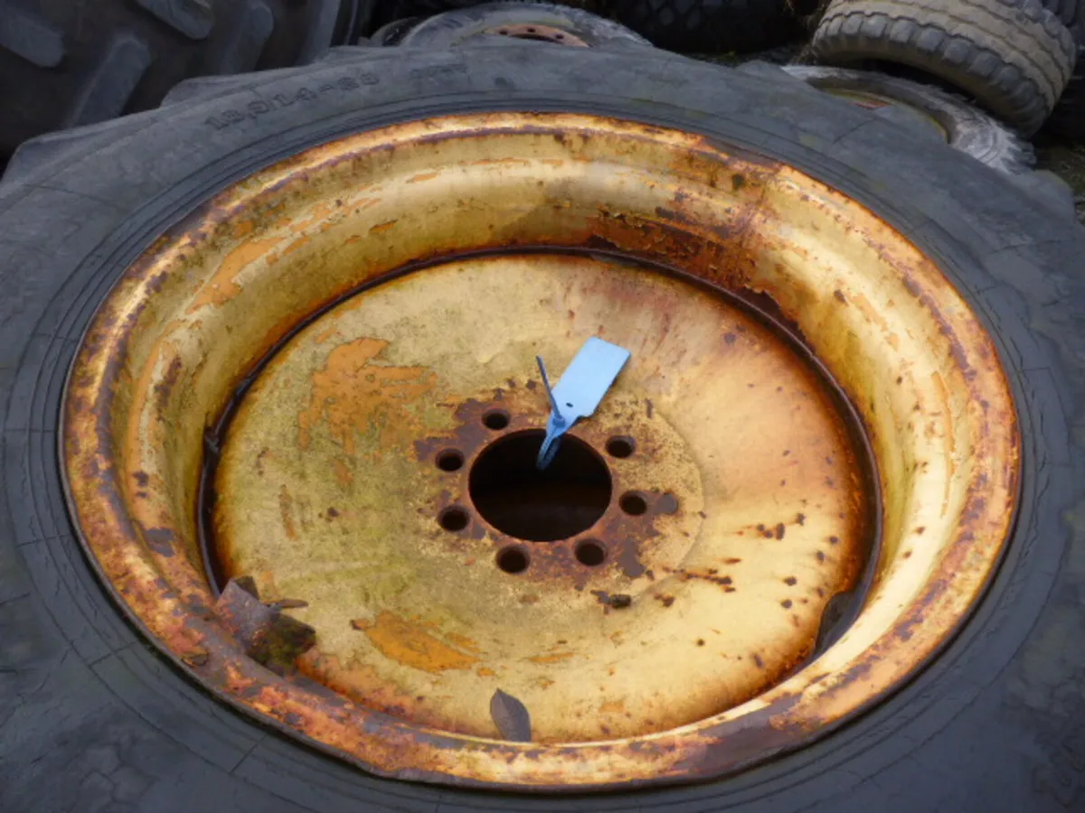 Pair 8 Stud Wheels 16.9/14R28 - Image 3