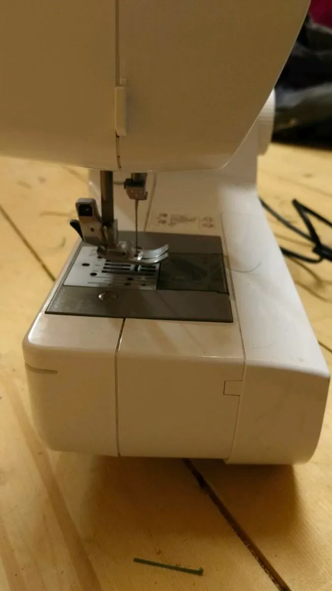 Brother RL417 Sewing Machine - Image 2