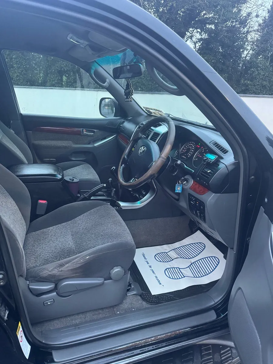 2005 crew-cab Land Cruiser - Image 4