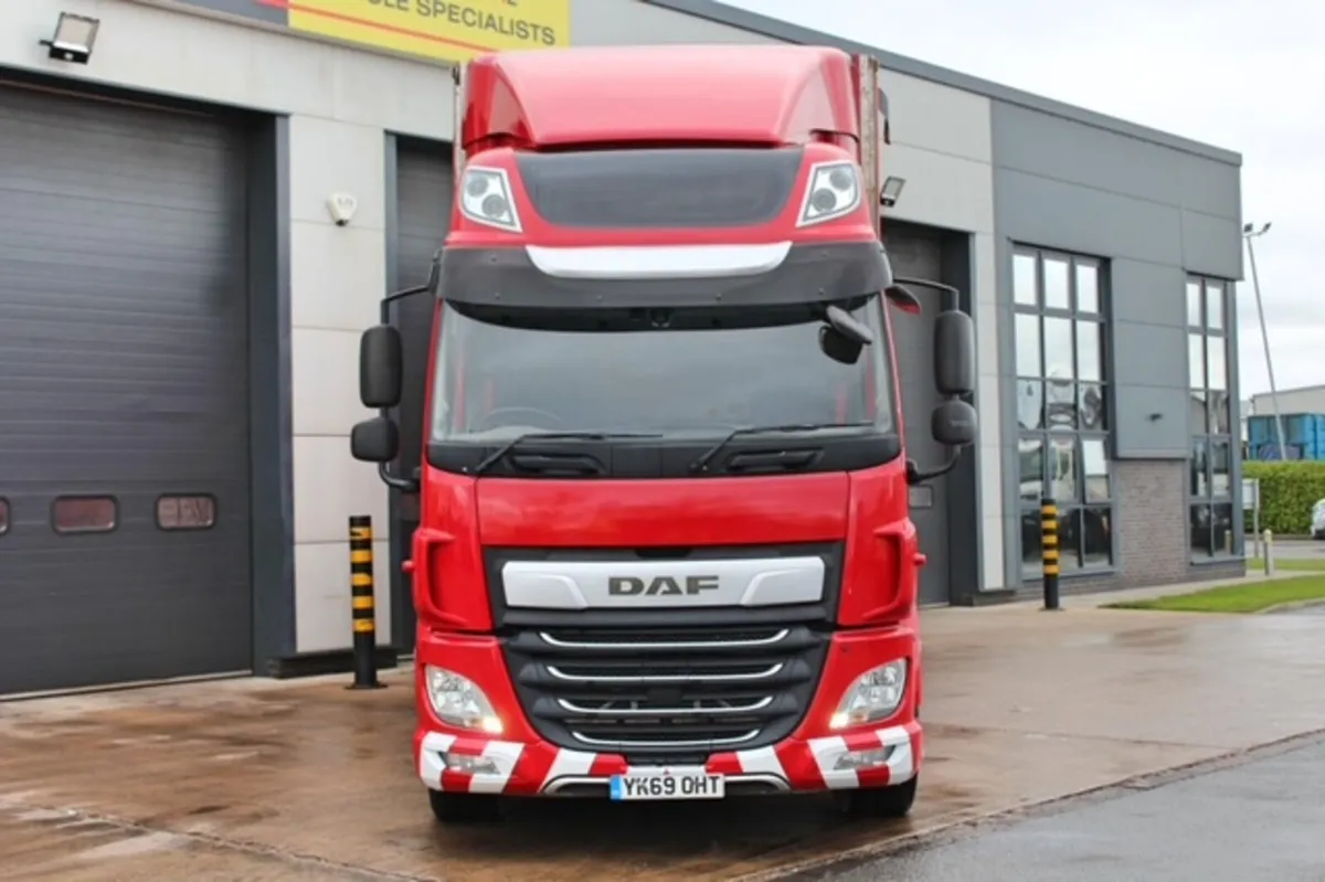 2019 DAF CF370 6X2 CURTAIN-SIDER WITH MOFFETT KIT - Image 2