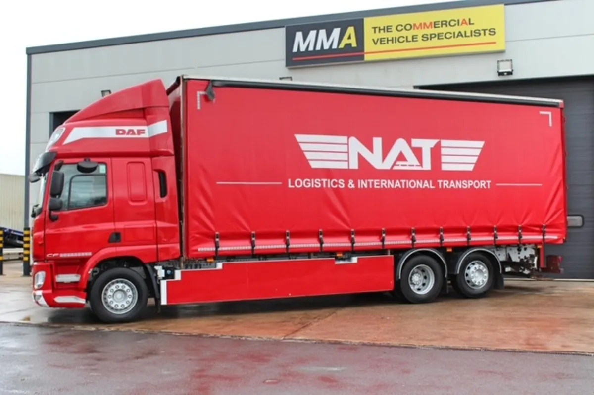 2019 DAF CF370 6X2 CURTAIN-SIDER WITH MOFFETT KIT - Image 4