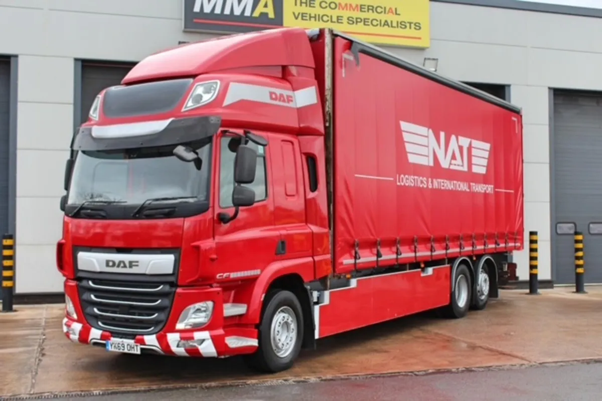 2019 DAF CF370 6X2 CURTAIN-SIDER WITH MOFFETT KIT - Image 3