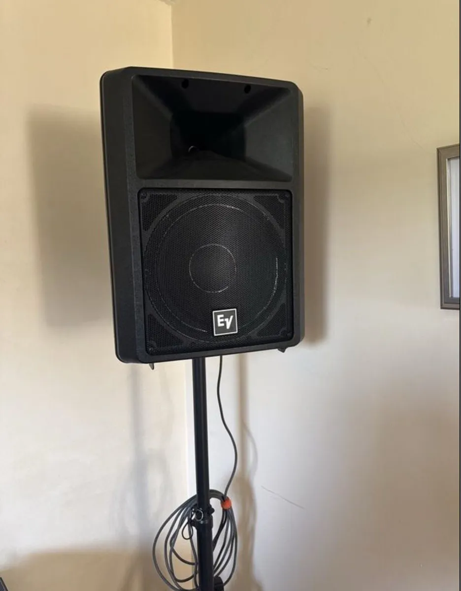 2x EV SX300s like new with stands and cables - Image 2