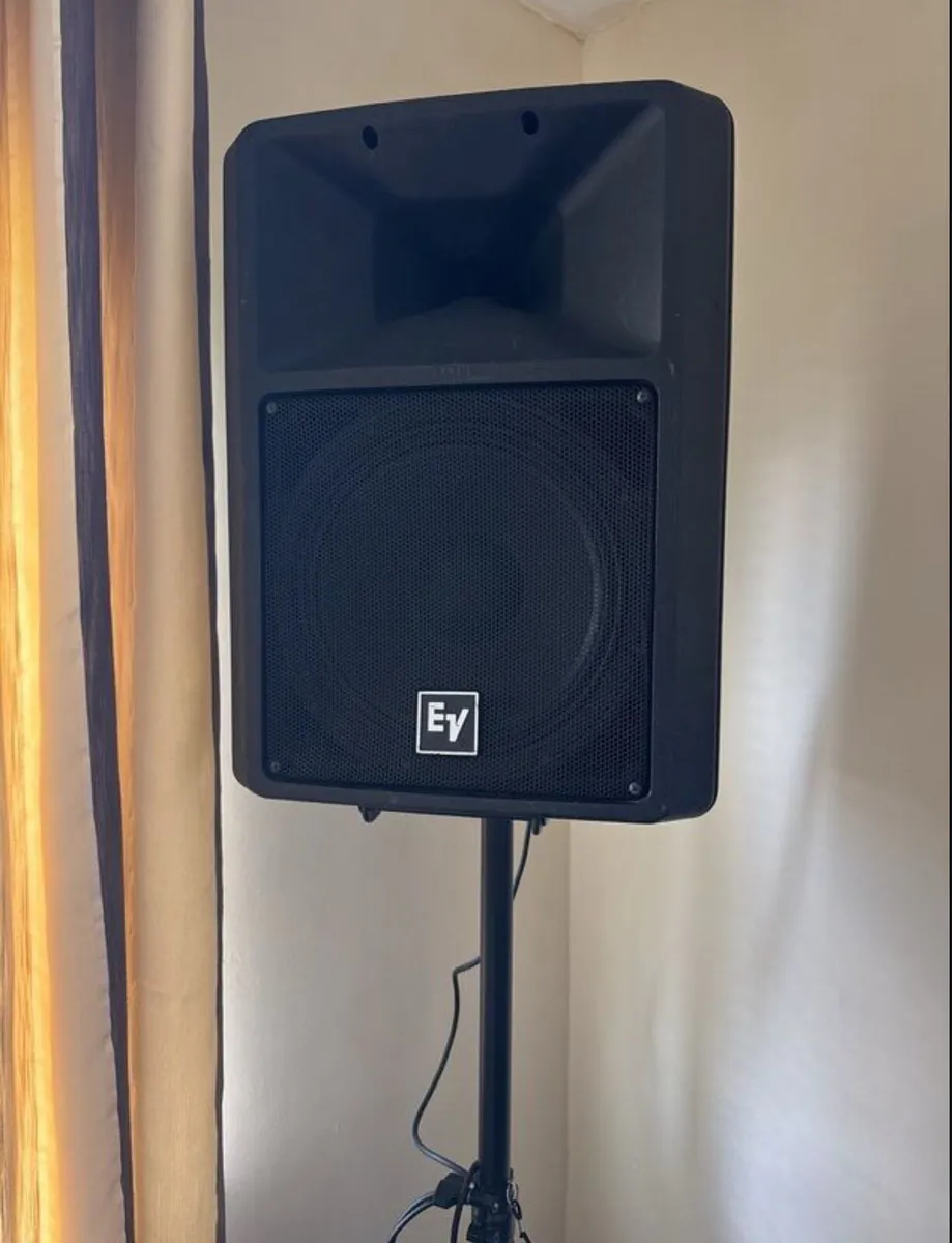 2x EV SX300s like new with stands and cables - Image 3