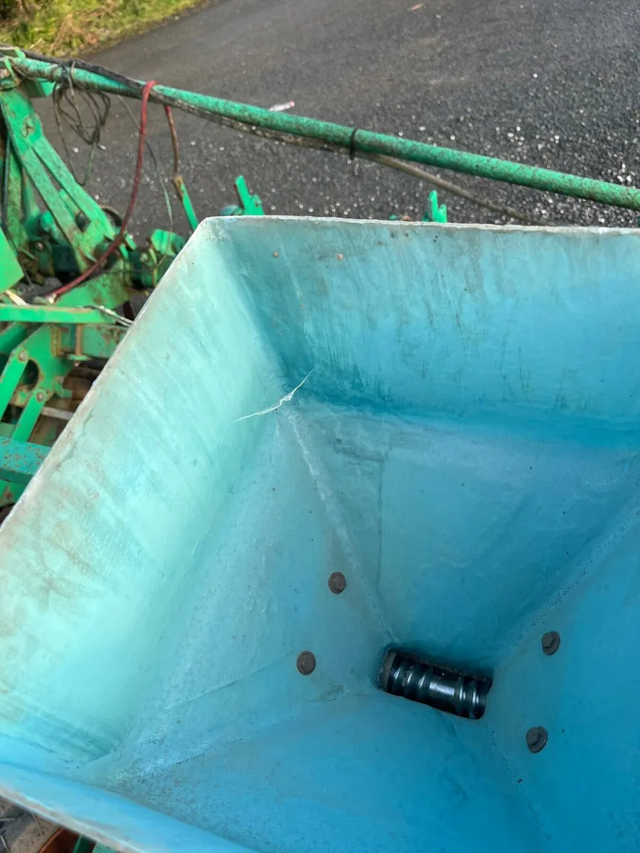 Armer salmon 8 row beet seeder - Image 4