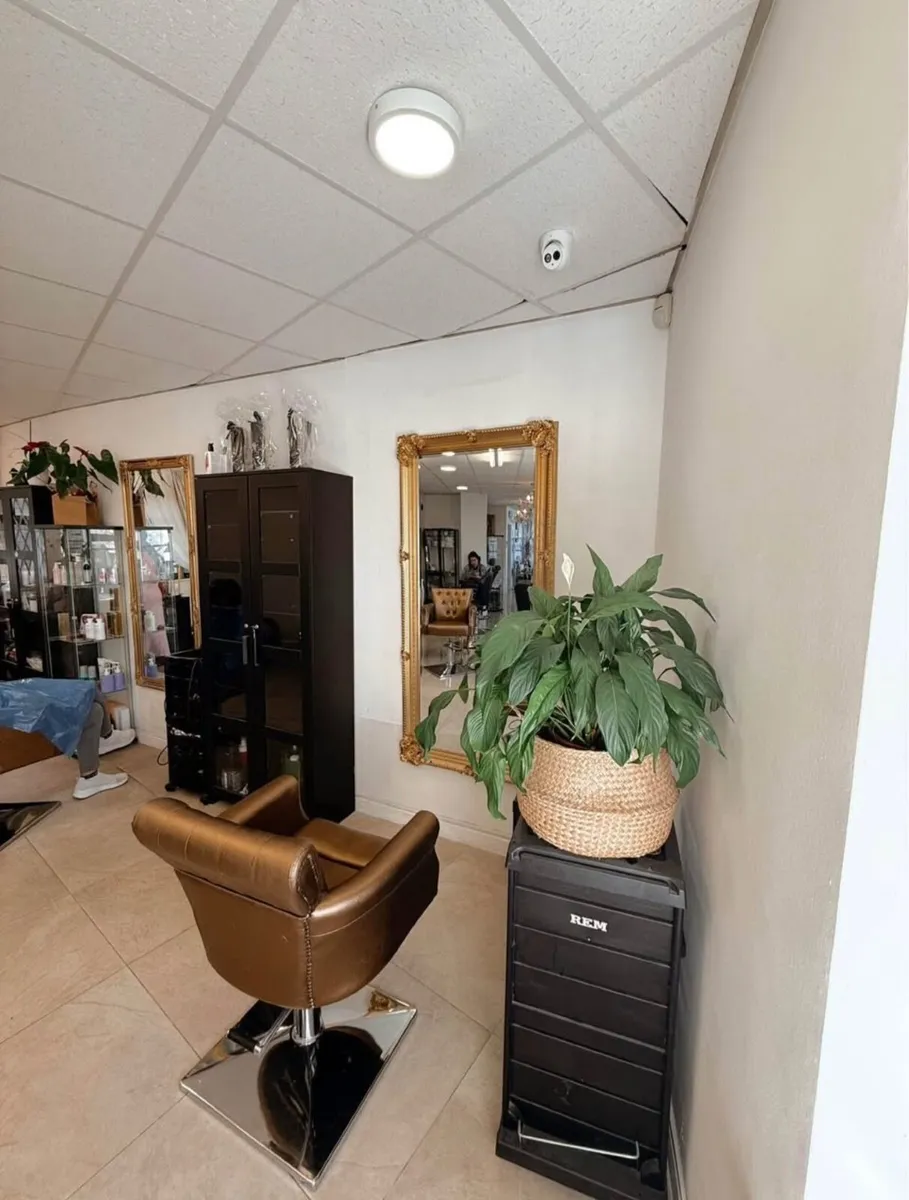 Hairdressing space for rent - Image 2