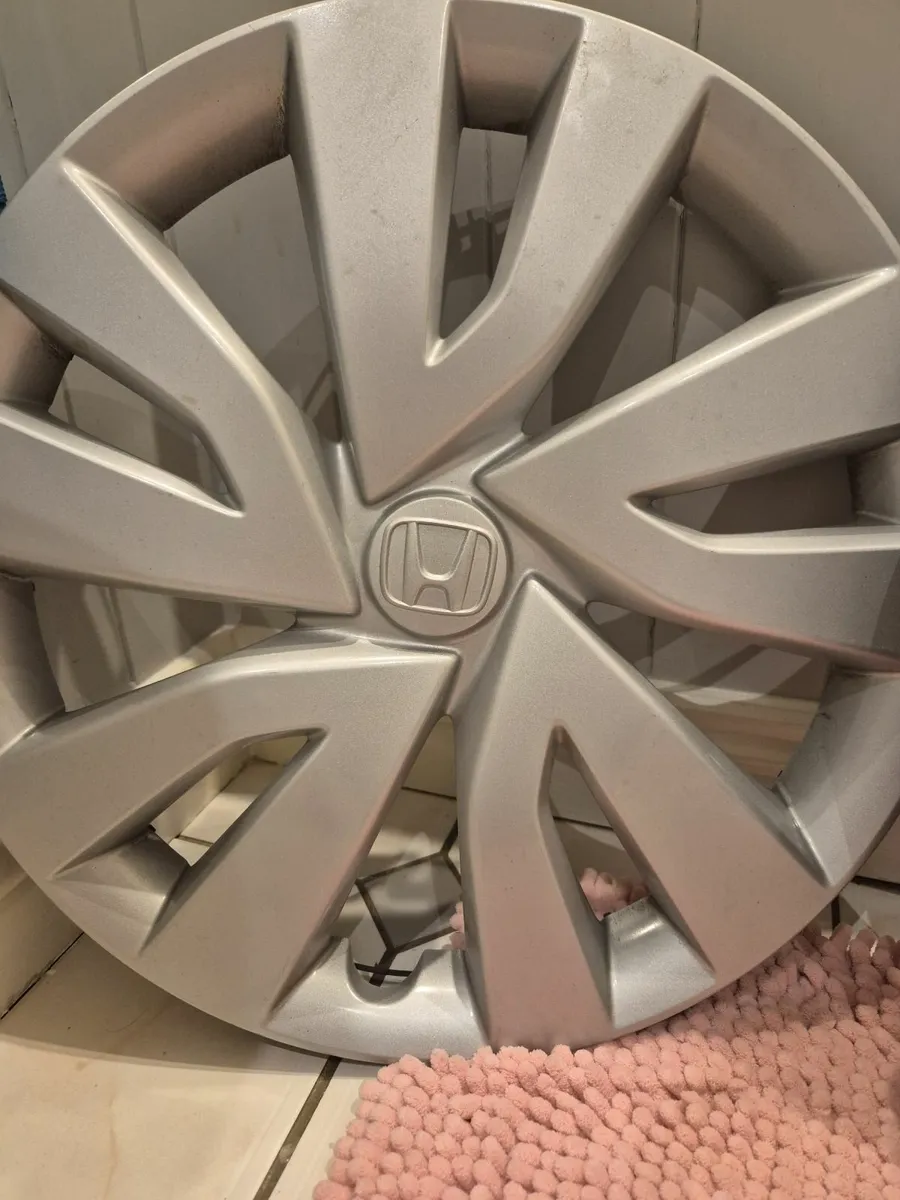 Hub caps Honda, VW + centre hubcaps, Fiat 500 - Image 4