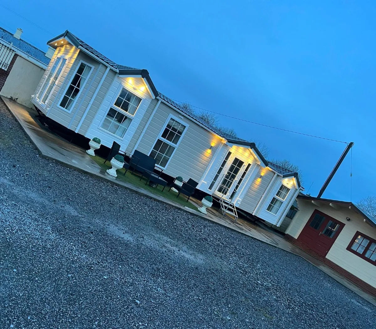 LUXURIOUS 3 BED MOBILE HOME 5-6 BERTH OIL HEATING. - Image 1