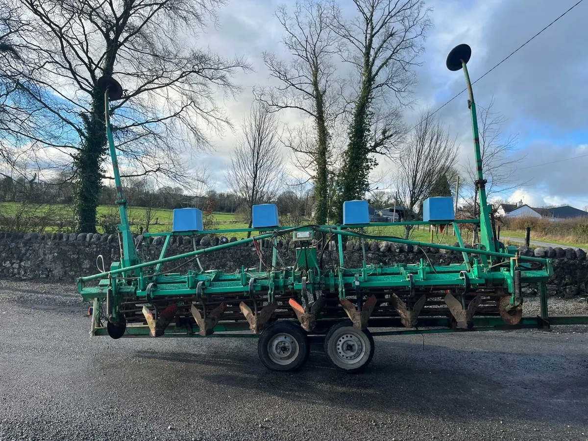 Armer salmon 8 row beet seeder - Image 1