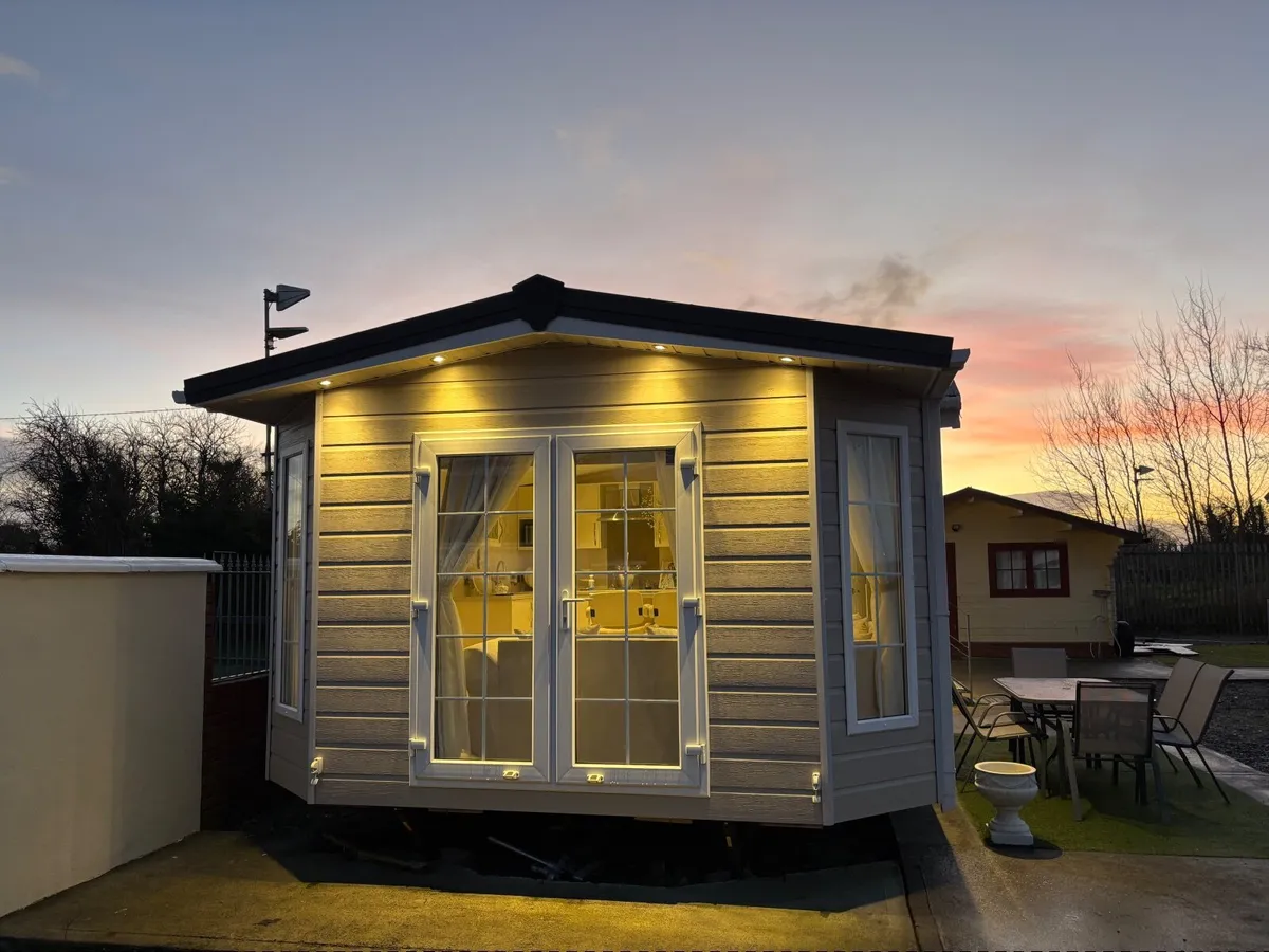 LUXURIOUS 3 BED MOBILE HOME 5-6 BERTH OIL HEATING. - Image 2