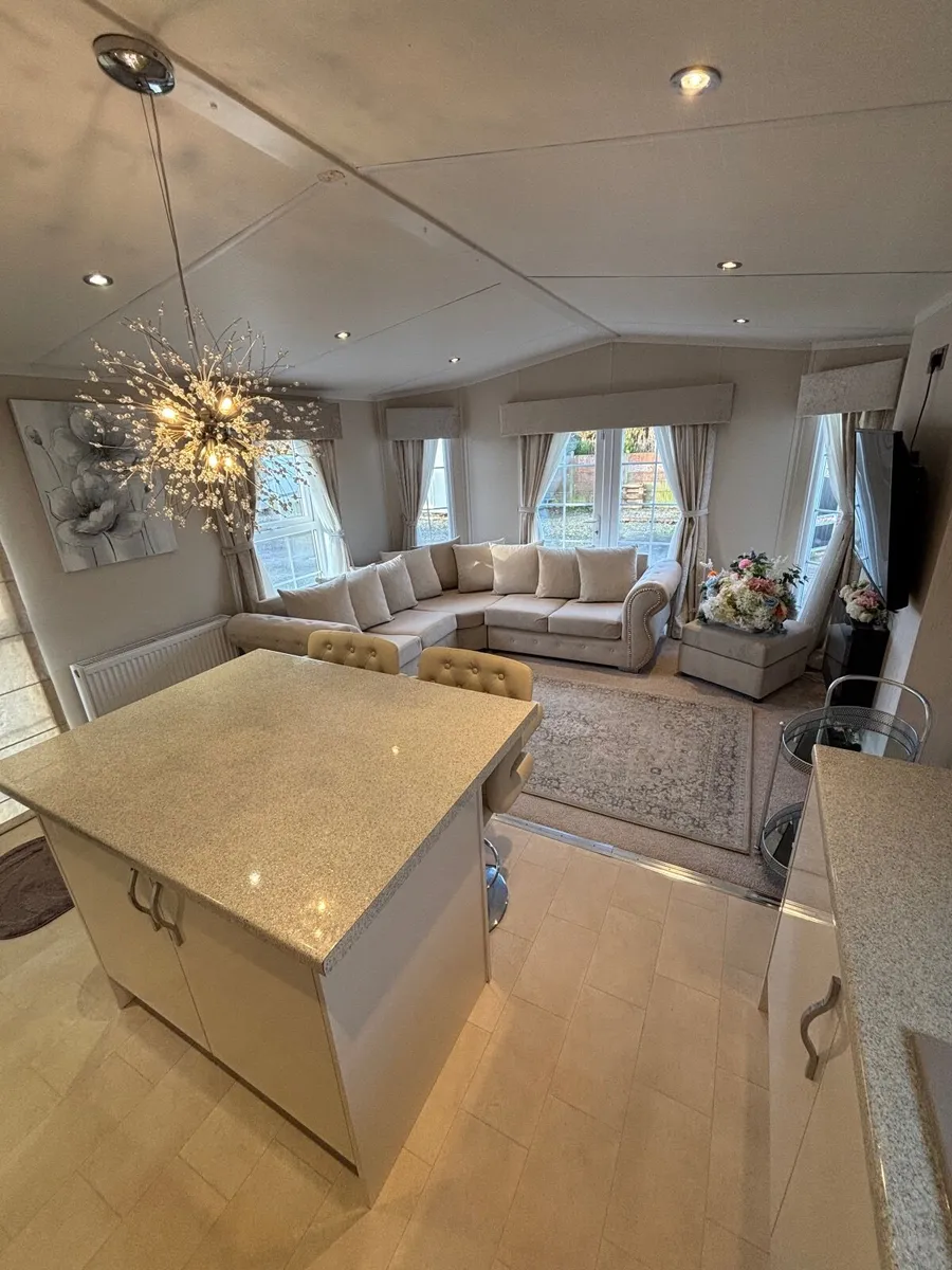 LUXURIOUS 3 BED MOBILE HOME 5-6 BERTH OIL HEATING. - Image 4