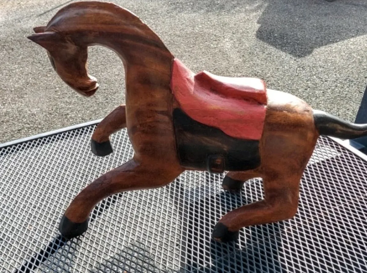 Large single block carved vintage horse - Image 1