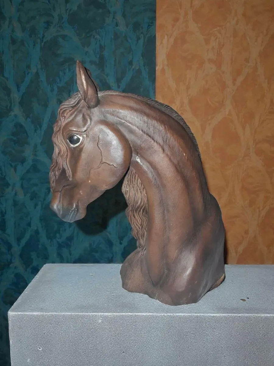 Large horse head statue - Image 1