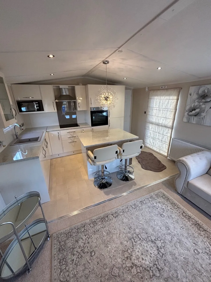 LUXURIOUS 3 BED 5-6 BERTH MOBILE HOME OIL HEATING. - Image 4