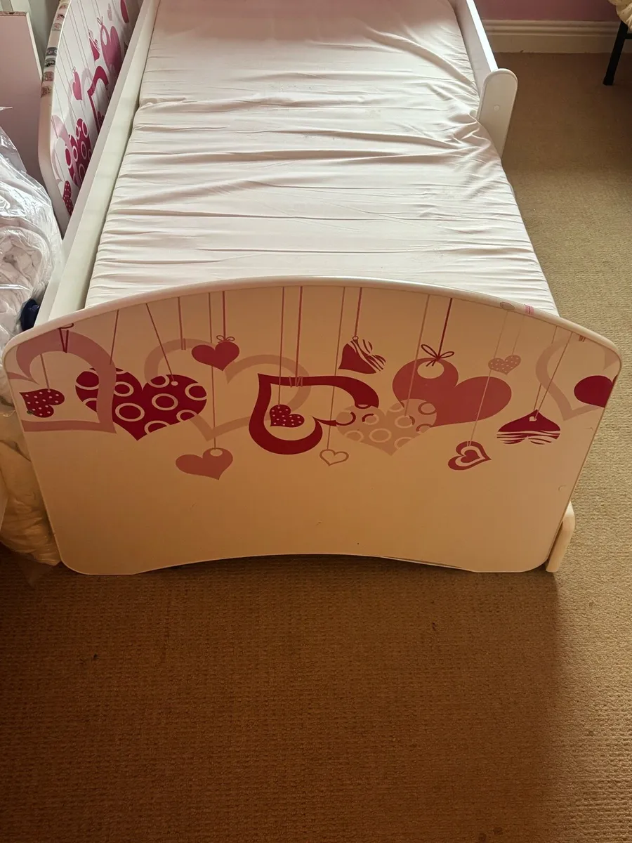 Toddler bed for girls - Image 1