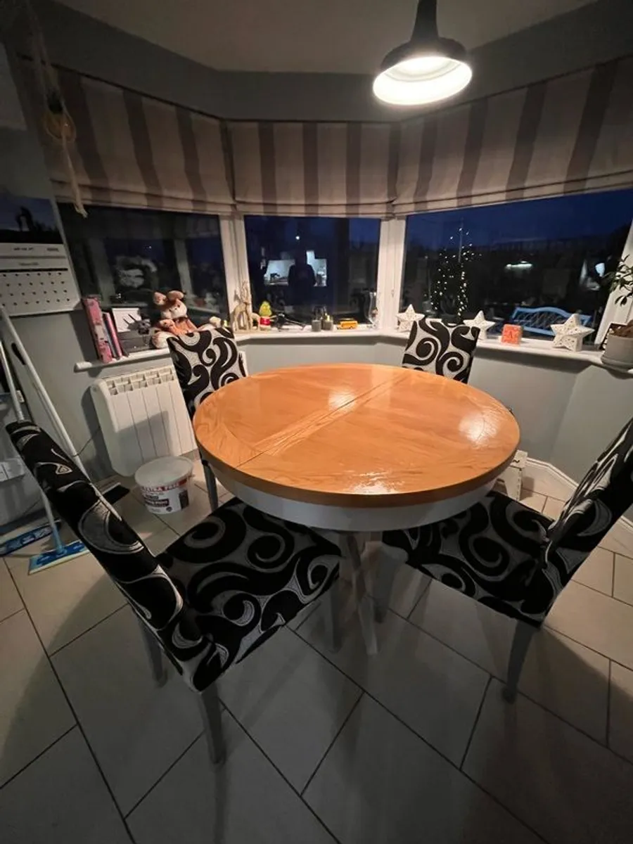 Oak Dining Table & 6 chairs. - Image 1