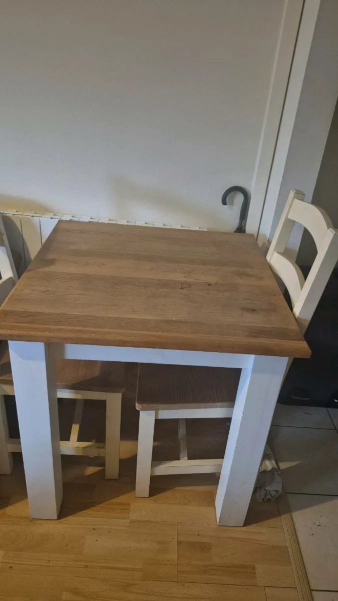 Table and chairs - Image 1