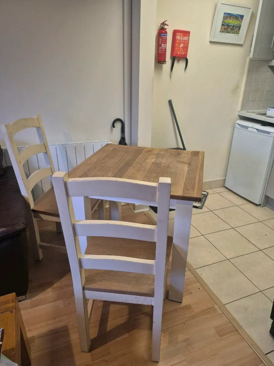 Table and chairs - Image 2