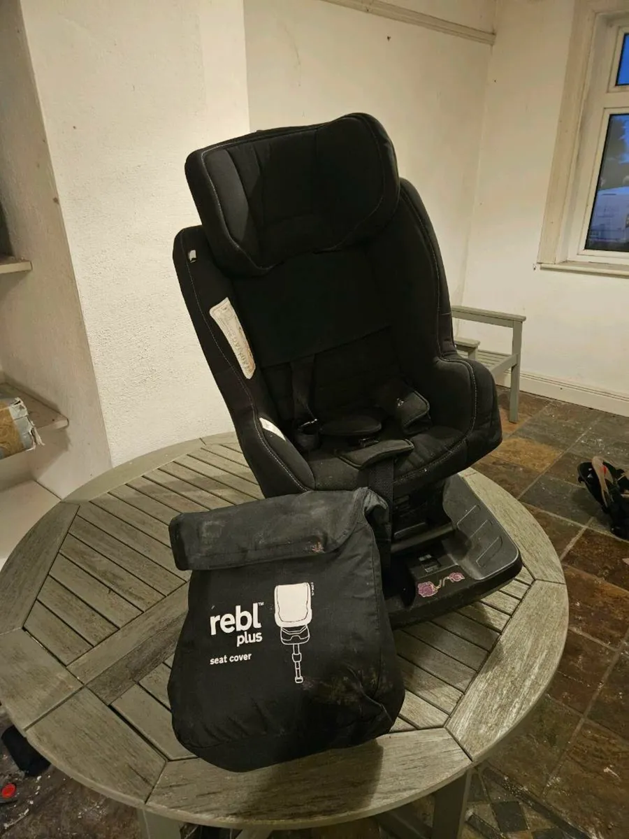 Nuna Rebl car seat with spare cover - Image 3
