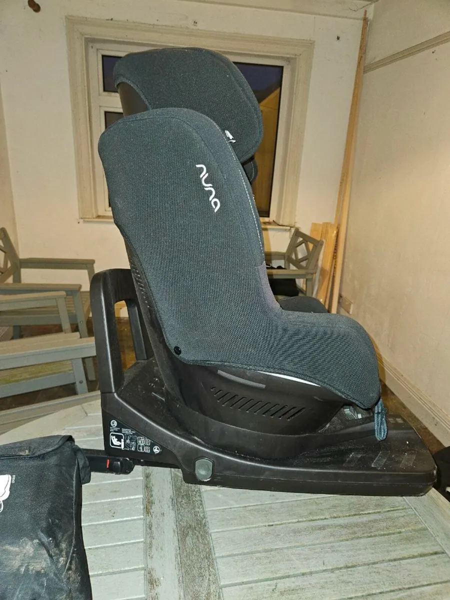 Nuna Rebl car seat with spare cover - Image 2