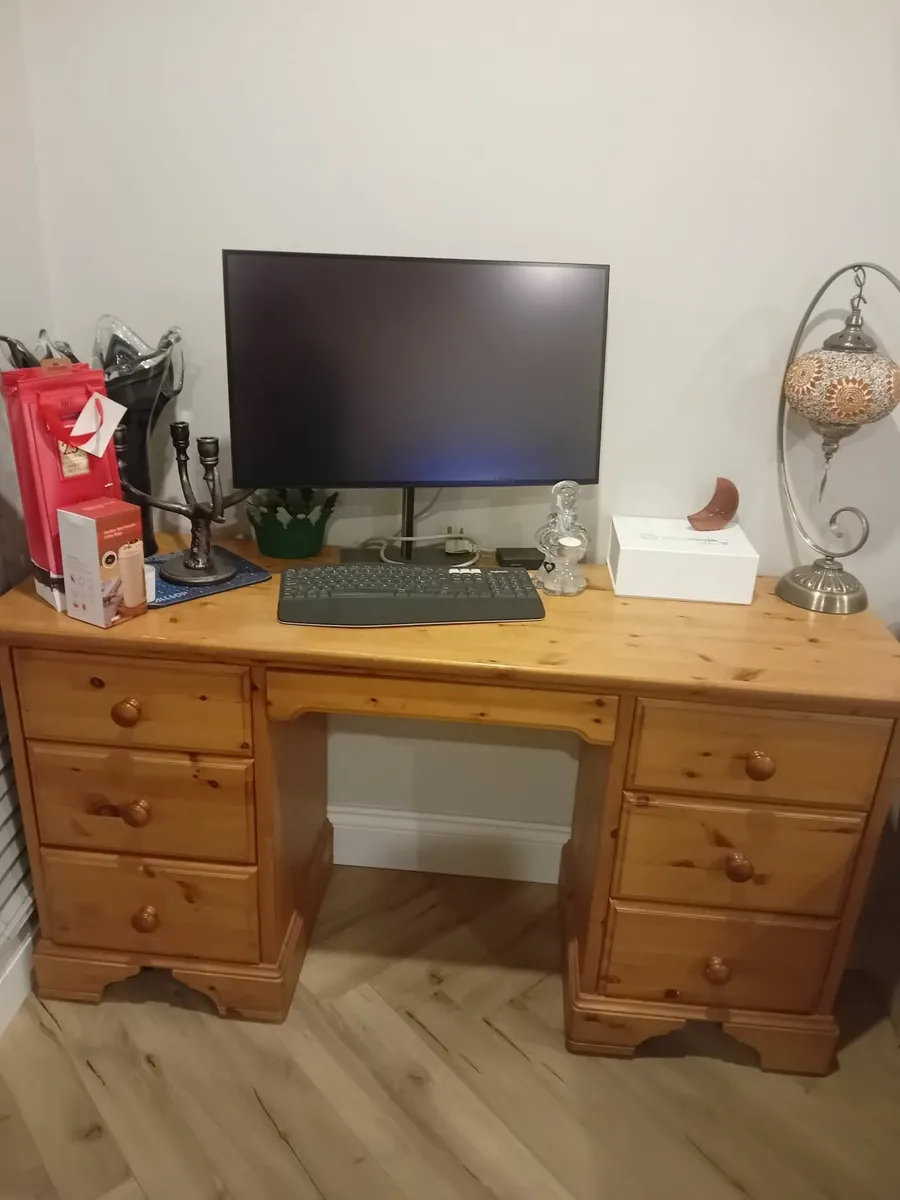 Bed and dressing table - Image 1